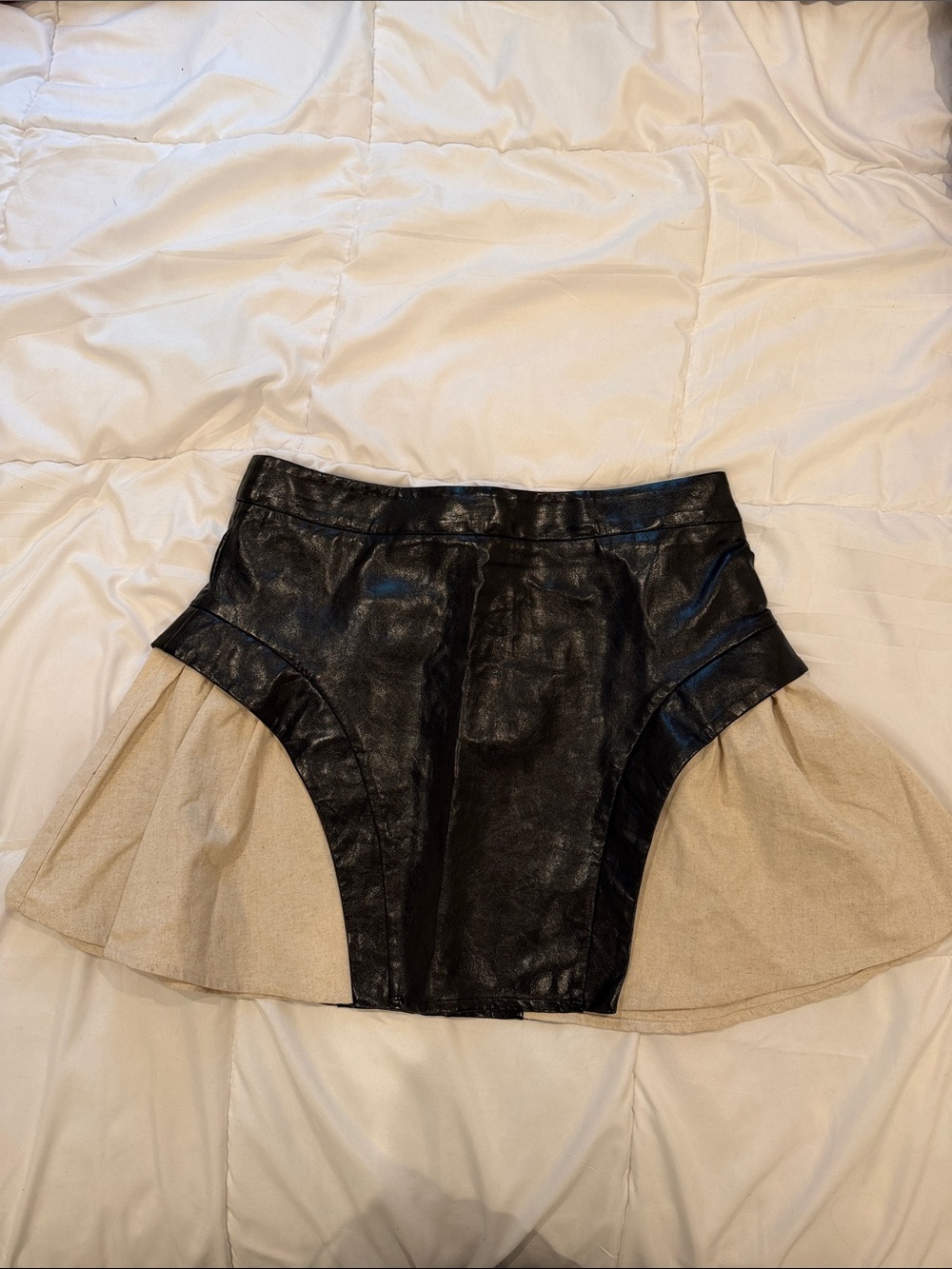Commense Black and Beige Mini Skirt